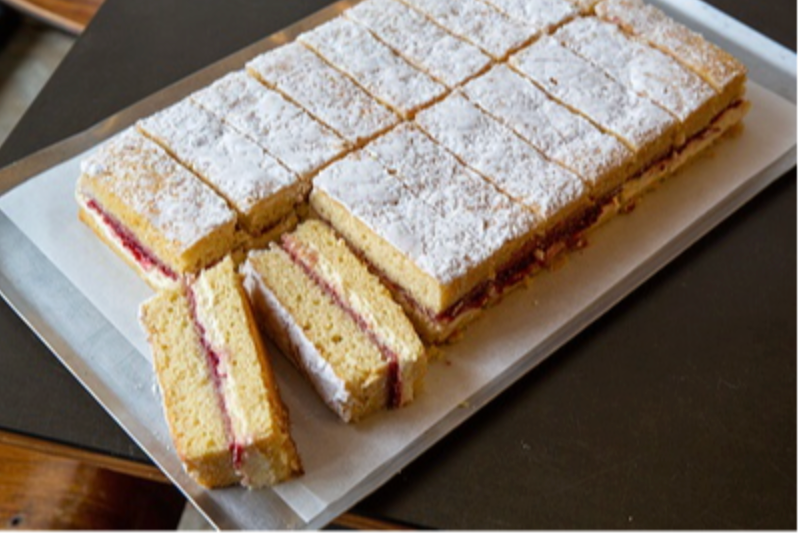 318998 SAV. Cakesmiths Queen Vic Tray Cake x18 ptns