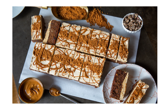 319300 SAV. Cakesmiths Sticky Toffee Biscoff Tray Cake 18PTN