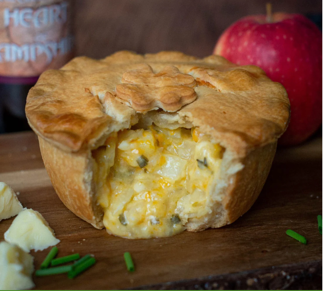 Mud. Scrumpy Cheese & Onion Pie (Vegetarian) 12x220g