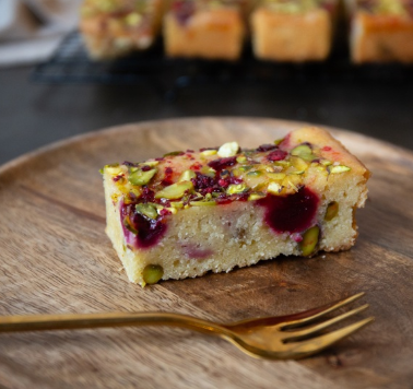 SAV. Frozen Cakesmiths Cherry and Pistachio Frangipane Traycake 14ptn