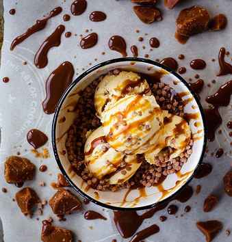 SAV. Frozen Marshfield Farm Caramel Fudge in Clotted Cream Ice Cream 5ltr