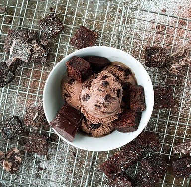 379050 SAV. Frozen Marshfield Farm Chocolate Fudge Brownie Ice Cream 4.5ltr