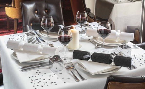 800209 SAV. (118 x 25 m) Swantex Jolly Holly Embossed Banqueting Roll