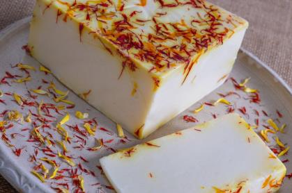 Elite. Sussex Bloom Organic Sheep Cheese COATED IN MARIGOLD PETALS 800g